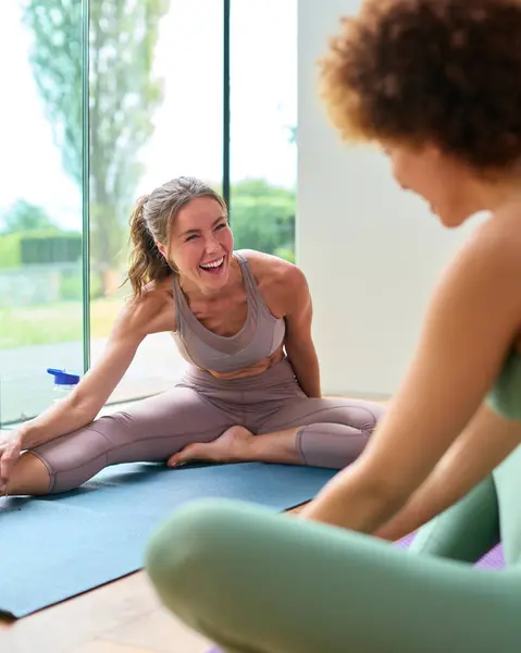 Twee Vrouwelijke Vrienden Dragen Fitness Kleding Rekken Sportschool Yoga Klasse — Stockfoto