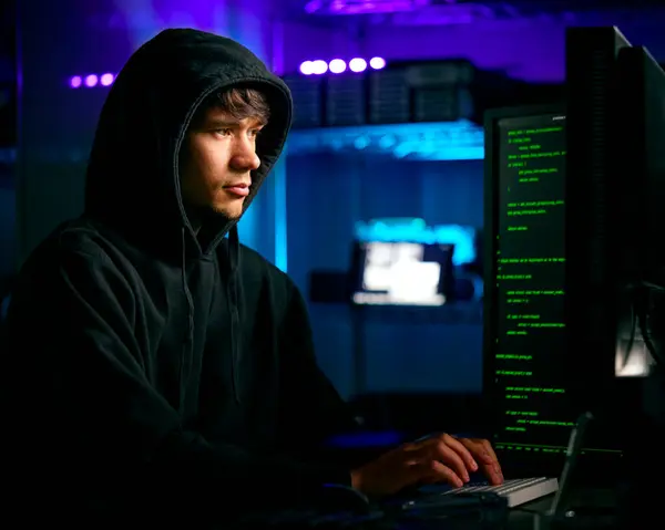 Low Key Osvětlení Záběr Mužského Počítače Hacker Sedí Přední Části — Stock fotografie
