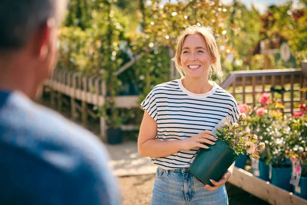 Woman Outdoors Garden Centre Asking Advice Sales Assistant Choosing Buying — Stock Photo, Image