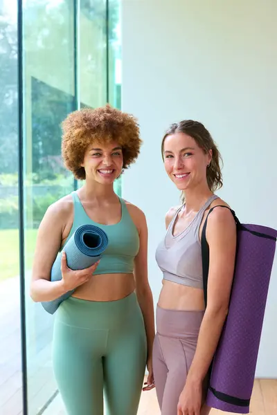 Πορτρέτο Των Δύο Γυναικών Που Φορούν Ρούχα Γυμναστήριο Στο Γυμναστήριο — Φωτογραφία Αρχείου