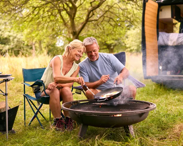 Seniorenpaar Campt Auf Dem Land Mit Wohnmobil Kochen Speck Und — Stockfoto