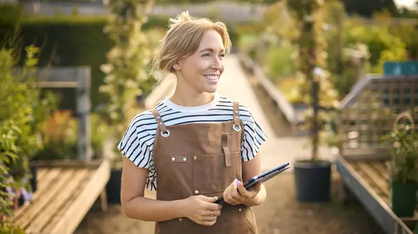 Vrouw Werkt Buiten Het Tuincentrum Met Behulp Van Digitale Tablet — Stockfoto