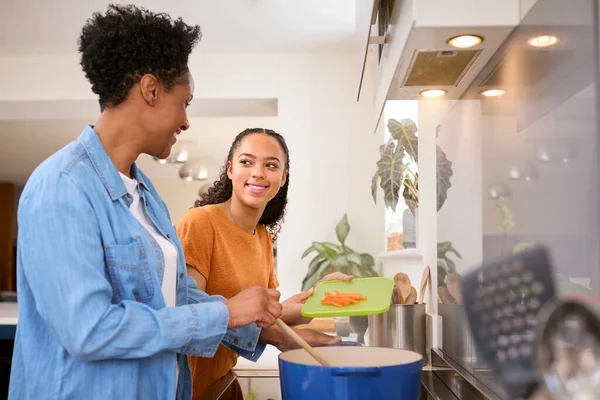 Mother Teenage Daughter Helping Prepare Meal Home Kitchen Together — Stock Photo, Image