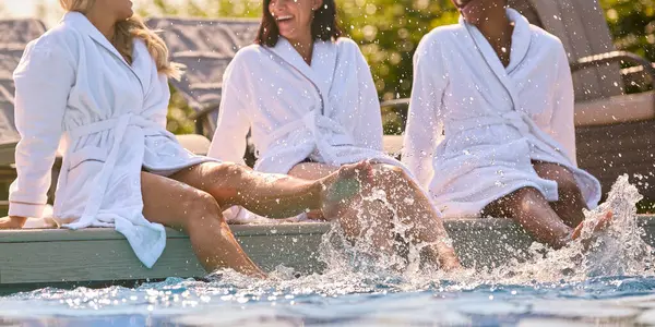 Havuzda Ayaklarıyla Oturmuş Spa Gününde Şampanya Içen Bir Grup Olgun — Stok fotoğraf