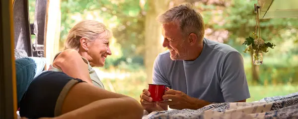Senioren Paren Kamperen Platteland Ontspannen Drinken Koffie Binnen — Stockfoto