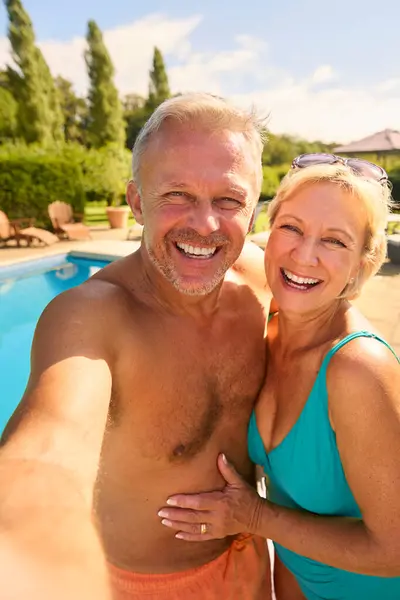 Pov Shot Senior Couple Holiday Posing Selfie Wearing Swimming Costumes — Stock Photo, Image