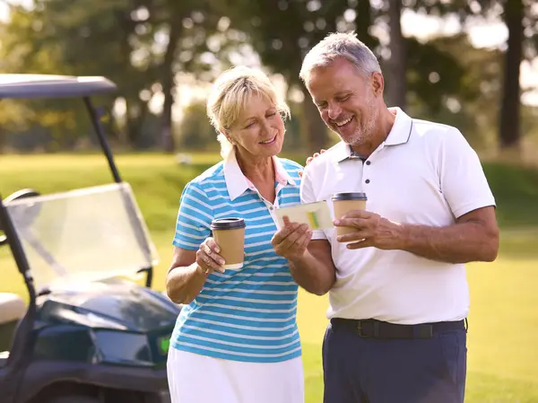 Senior Paar Met Buggy Golfbaan Markering Score Card Samen — Stockfoto