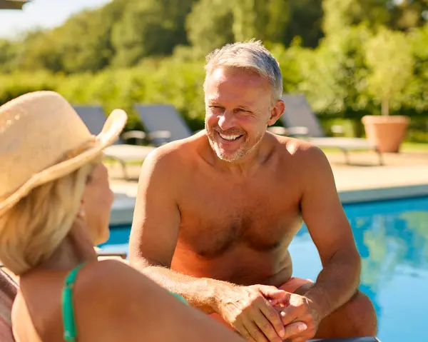 Oudere Paar Vakantie Dragen Van Zwemkleding Ontspannen Door Hotel Zwembad — Stockfoto