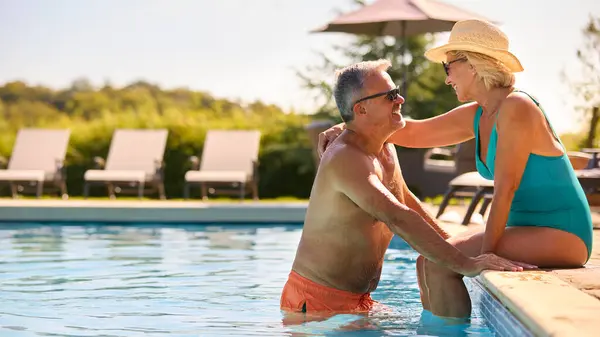 Liefdevol Senior Paar Vakantie Dragen Van Zwemkleding Ontspannen Door Hotel — Stockfoto
