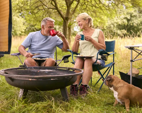 Senior Couple Pet Dog Camping Eating Bacon Eggs Breakfast Outdoors — Stock Photo, Image