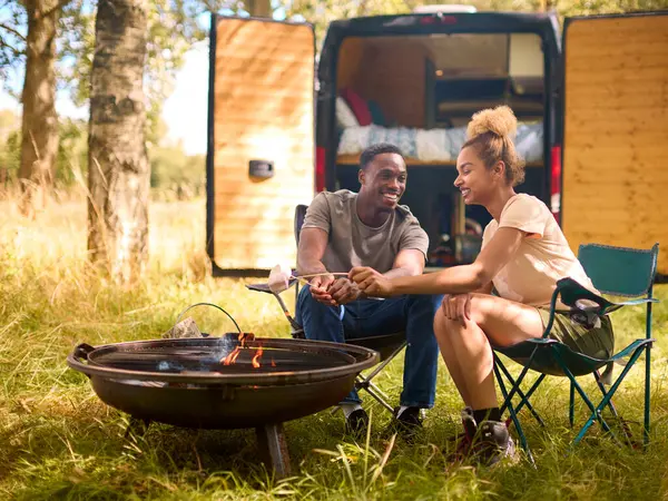 Paar Campt Auf Dem Land Mit Wohnmobil Toasten Marshmallows Freien — Stockfoto