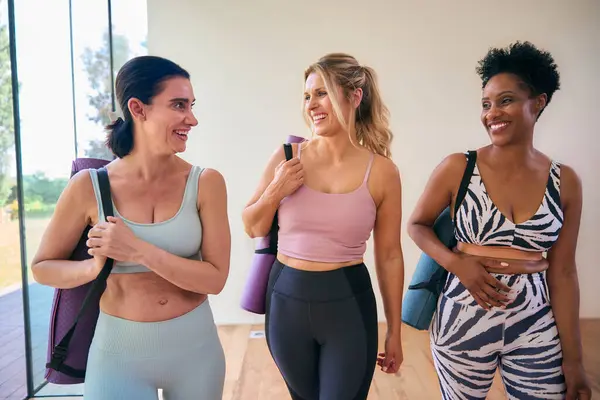 Drei Reif Weiblich Friends Fitness Bekleidung Meeting Bei Fitnessstudio Oder — Stockfoto