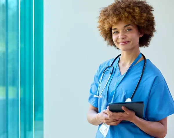 Retrato Sorrir Médico Feminino Vestindo Esfrega Com Tablet Digital Hospital — Fotografia de Stock