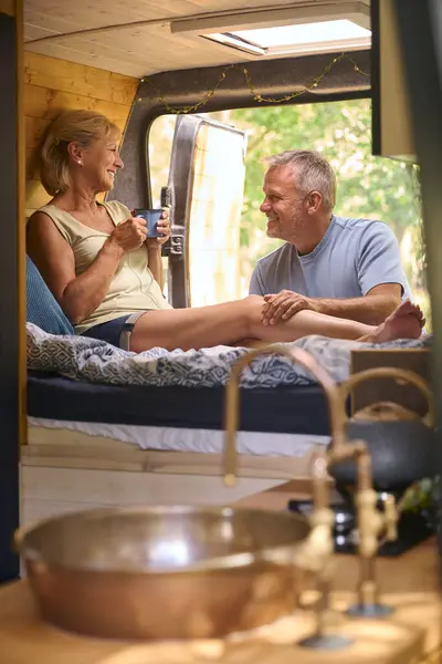 Seniorenpaar Campt Auf Dem Land Und Trinkt Entspannt Kaffee Wohnmobil — Stockfoto