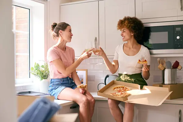 Két Barátok Vagy Ugyanaz Szex Pár Ünnepeljük Pizza Bor Mozgó — Stock Fotó