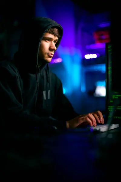 Low Key Osvětlení Záběr Mužského Počítače Hacker Sedí Přední Části — Stock fotografie