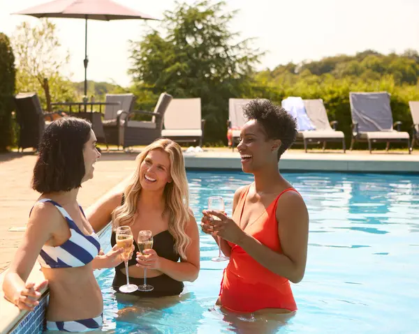 Group Mature Female Friends Wearing Swimsuits Outdoors Pool Drinking Champagne — Stock Photo, Image