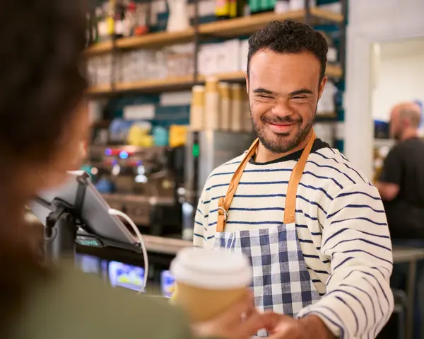 Man Med Syndrom Servering Kvinnlig Kund Coffee Shop Checkout — Stockfoto