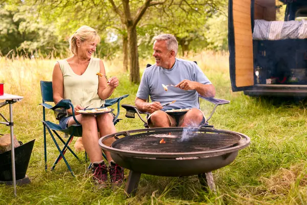 Senior Couple Camping Countryside Eating Bacon Eggs Breakfast Outdoors Fire — Stock Photo, Image