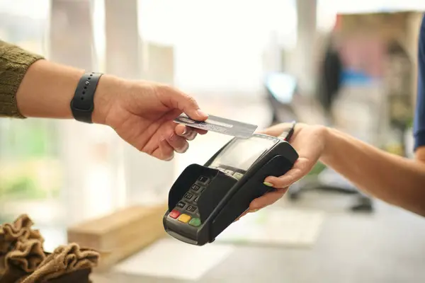 クレジットカードまたはデビットカードで非接触の支払いをする店の顧客の閉鎖 — ストック写真
