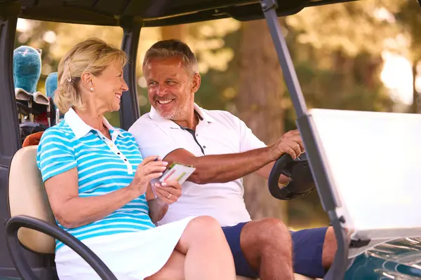 Seniorenpaar Sitzt Buggy Auf Golfplatz Und Markiert Punktekarte — Stockfoto