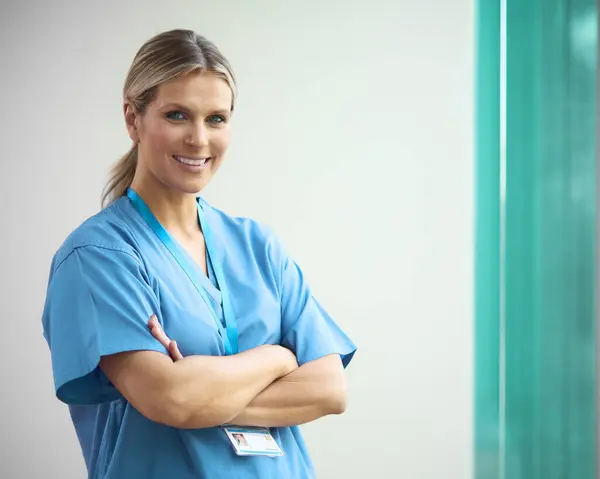 Retrato Madura Sonriente Doctora Usando Exfoliantes Hospital — Foto de Stock