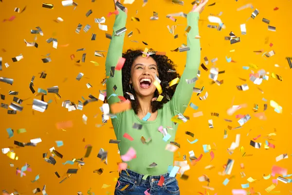 Studio Shot Excited Woman Celebrating Big Win Ντους Tinsel Κομφετί — Φωτογραφία Αρχείου