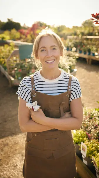 ガーデンセンターで屋外で働く笑顔の女性の肖像 — ストック写真