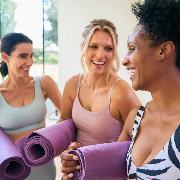 健身服装中的三位成熟女性朋友在健身课或瑜伽课上相遇 — 图库照片