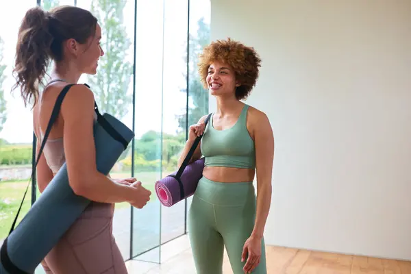 Twee Vrouwelijke Vrienden Dragen Gym Kleding Vergadering Gym Yoga Studio — Stockfoto