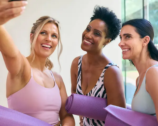 健身服的三位成熟女性朋友在健身课或瑜伽课上自拍 — 图库照片