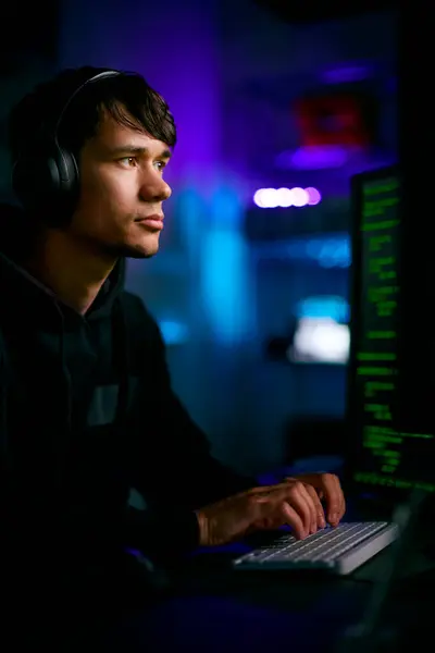 Låg Key Lighting Skott Man Computer Hacker Sitter Framför Skärmar — Stockfoto