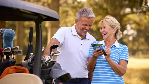 Senior Paar Steht Neben Buggy Auf Golfplatz Und Markiert Punktekarte — Stockfoto