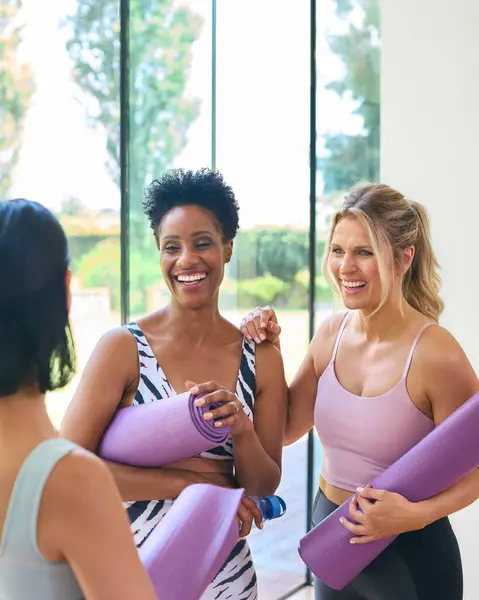 Three Mature Female Friends Fitness Clothing Meeting Gym Yoga Class — Stock Photo, Image