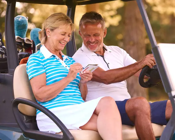 Senior Paar Zittend Buggy Golfbaan Markering Score Card Samen — Stockfoto
