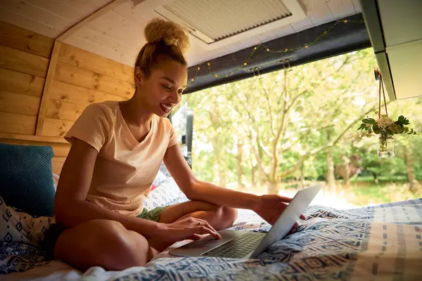 Jovem Mulher Viagem Acampamento Campo Trabalhando Dentro Usando Laptop — Fotografia de Stock