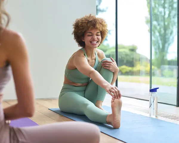 Twee Vrouwelijke Vrienden Dragen Fitness Kleding Rekken Sportschool Yoga Klasse — Stockfoto