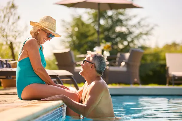 Liebendes Senioren Paar Urlaub Badeanzug Hotelpool Entspannen — Stockfoto