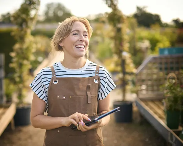 Vrouw Werkt Buiten Het Tuincentrum Met Behulp Van Digitale Tablet — Stockfoto