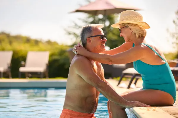 Liebendes Senioren Paar Urlaub Badeanzug Hotelpool Entspannen — Stockfoto