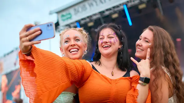 Tres Amigas Usando Purpurina Posando Para Selfie Festival Música Verano — Foto de Stock