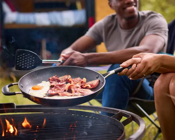 Close Couple Camping Countryside Cooking Bacon Eggs Breakfast Fire — Stock Photo, Image