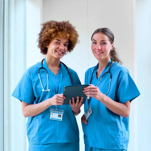 Retrato Dois Médicos Sexo Feminino Que Usam Esfregaços Com Tablet — Fotografia de Stock
