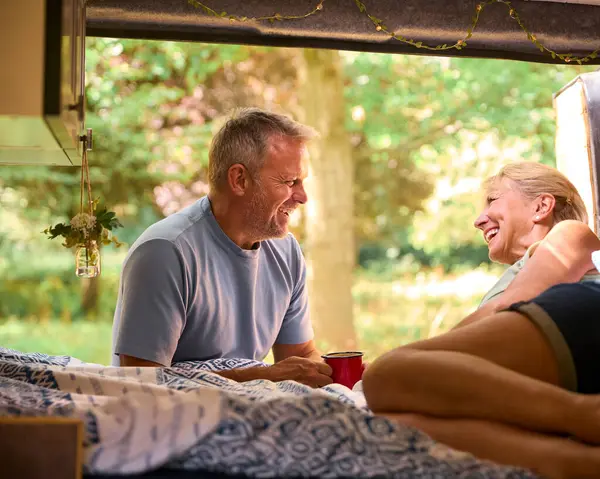 Seniorenpaar Campt Auf Dem Land Und Trinkt Entspannt Kaffee Wohnmobil — Stockfoto
