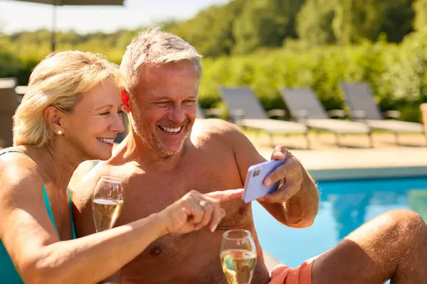 Senior Paar Urlaub Posiert Für Selfie Champagner Trinkend Relaxen Hotel — Stockfoto