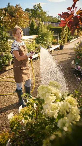 Vrouw Werkzaam Tuin Centrum Besproeiing Planten — Stockfoto