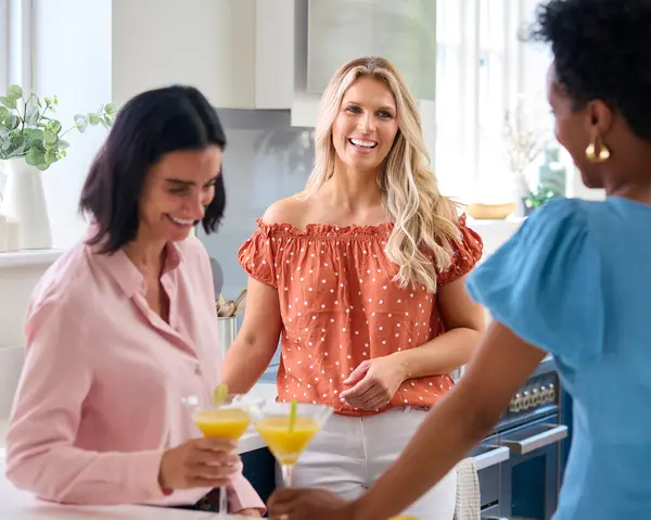 Three Mature Female Friends Home Having Fun Drinking Cocktails Kitchen — Stock Photo, Image