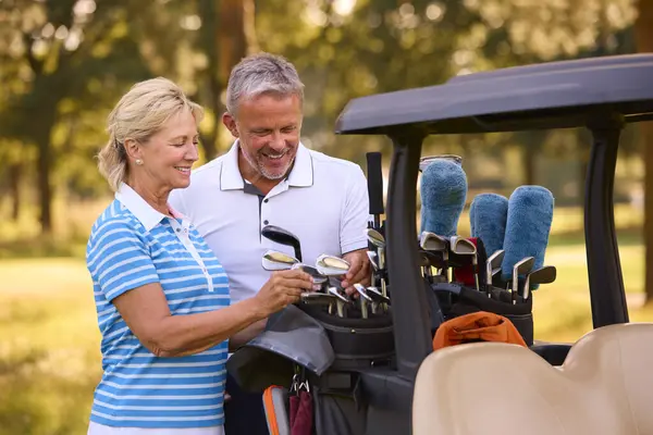 Senior Couple Staande Naast Buggy Golfbaan Samen Clubs Kiezen — Stockfoto