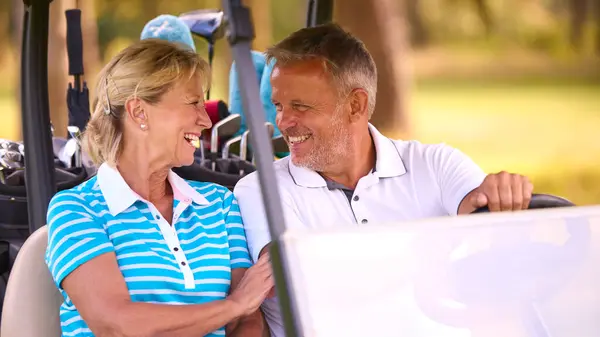 Der Nähe Von Senior Pärchen Sitzen Buggy Auf Golfplatz Zusammen — Stockfoto