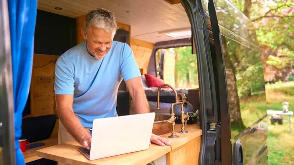 Senior Auf Campingausflug Auf Dem Land Arbeitet Wohnmobil Mit Laptop — Stockfoto